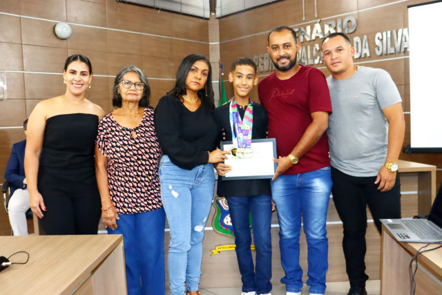 Câmara entrega Moção de Aplausos ao atleta Vinícius Gabriel